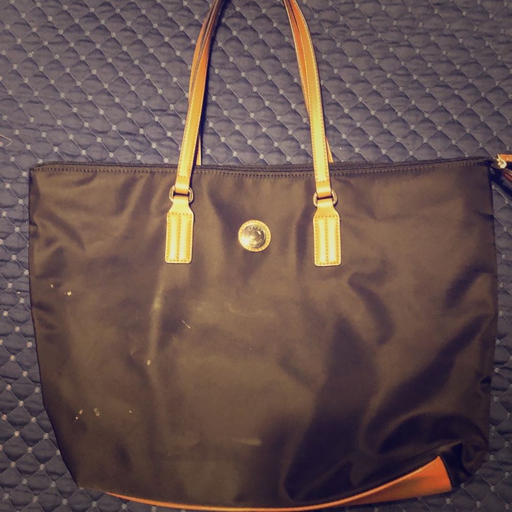 💋SOLD💋Tommy hilfigure Black and Tan shoulder bag